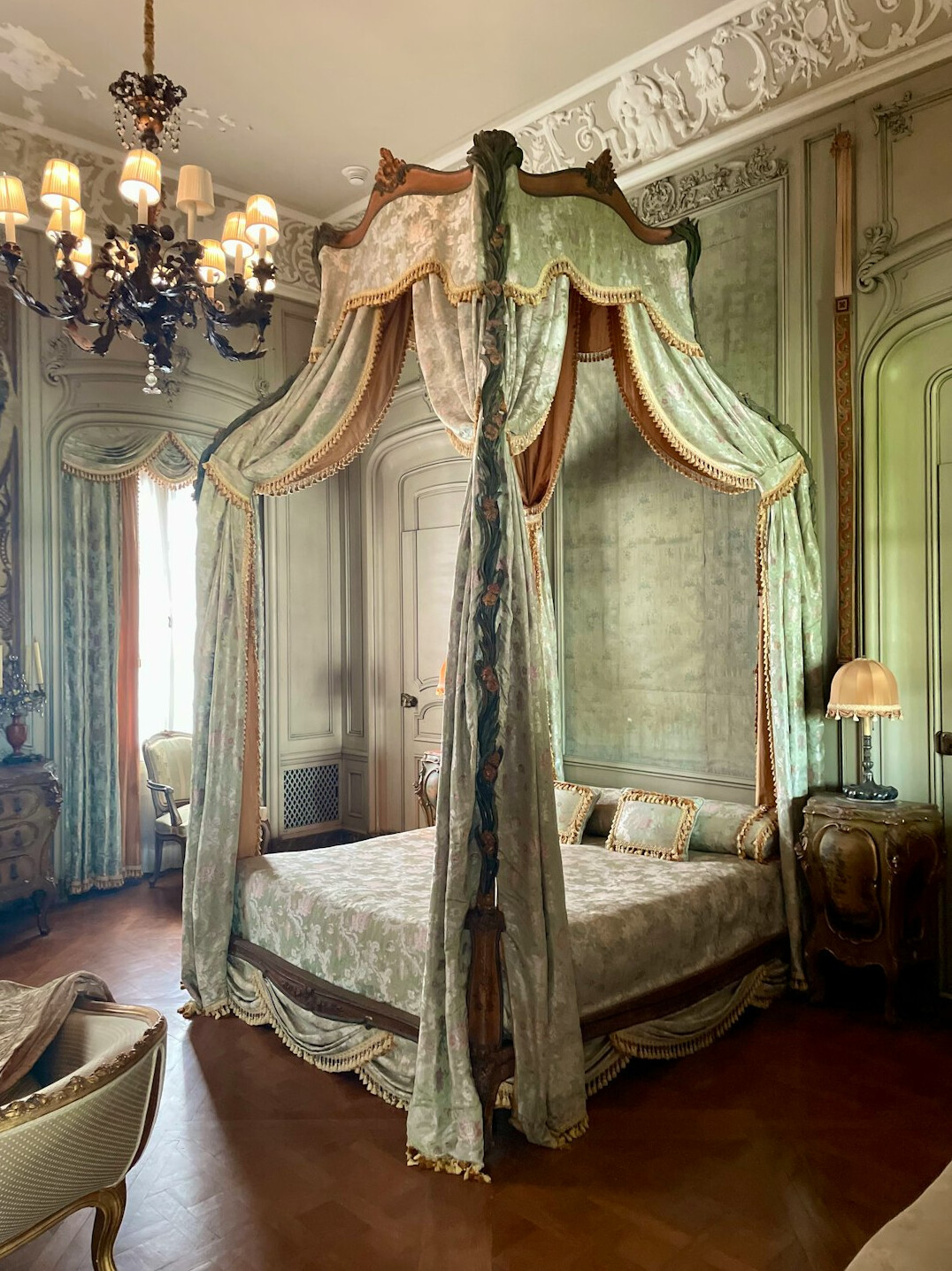 elegant bedroom with canopy bed