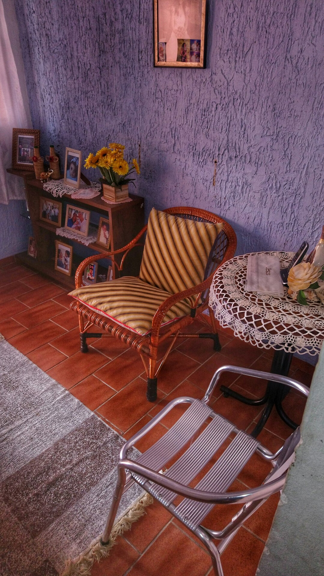 Sala de estar retro dos anos 80 com sofá de veludo e candeeiros de latão